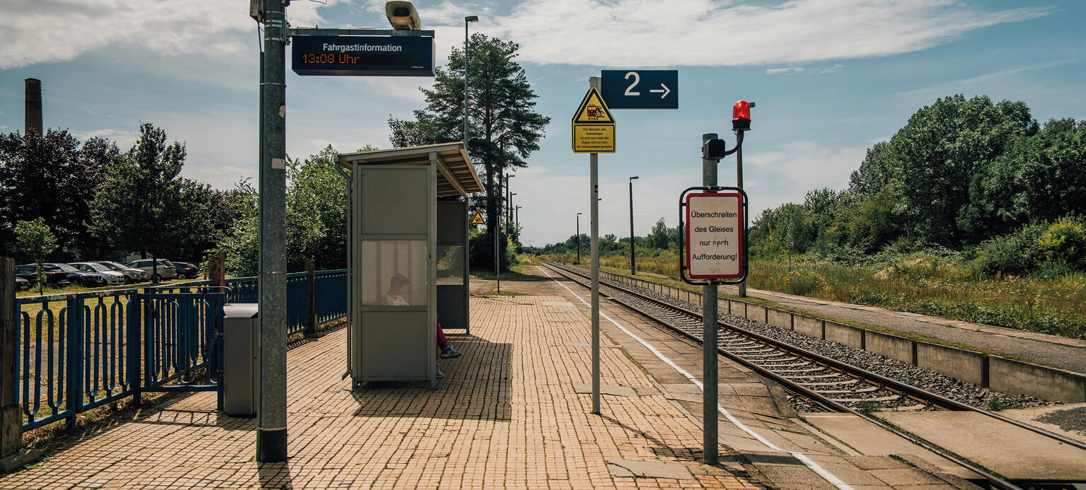 Bahnhof Pegau, keine 30 Bahnminuten südlich von Leipzig, eine Kleinstadt im Herzen des Mitteldeutschen Braunkohlereviers. 