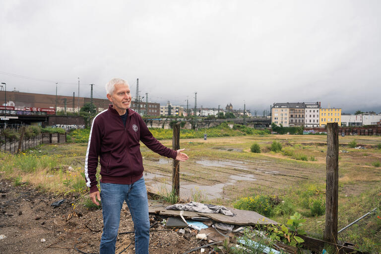 Klaus Churt,Organisationssekretär beim DGB, vor dem Gelände des ehemaligen Verteilzentrums hinter dem Düsseldorfer Bahnhof.