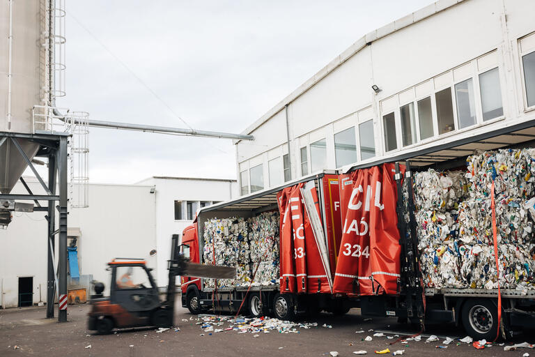 Anlieferung von Plastikabfällen beim Recyclingunternehmen Veolia, MultiPet in Bernburg, Sachsen-Anhalt