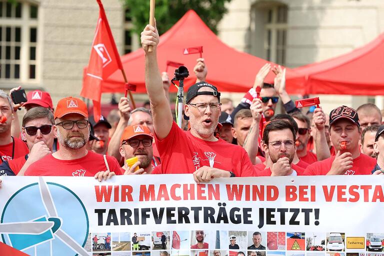 Arbeitende beim Streik beim Windenergieunternehmen Vestas, mit Banner: Wir machen Wind bei Verstas