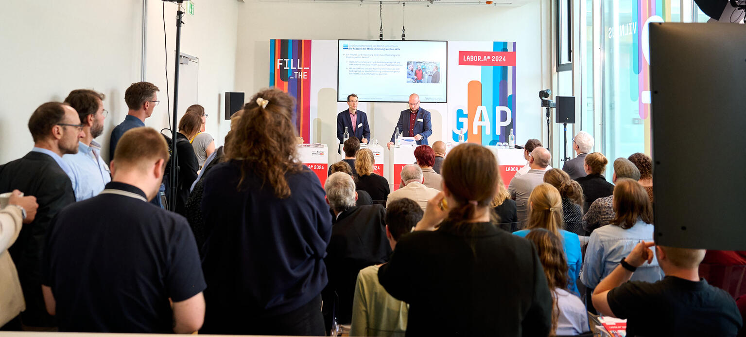 Besucher bei der Labora 2024 in Berlin