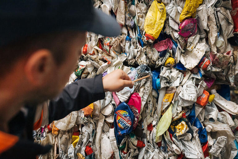 Georg Gemende untersucht die angelieferten Plastikabfälle beim Recyclingunternehmen Veolia, MultiPet in Bernburg, Sachsen-Anhalt