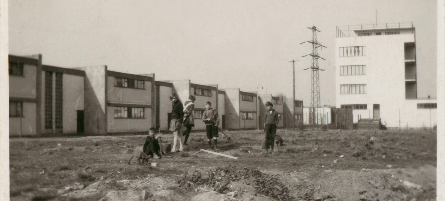 Dessau-Törten (1926-1930) mit Konsumgebäude, im Vordergrund spielende Kinder