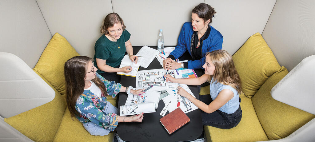 Fotoaufnahme von oben auf Besprechung des Labora-Teams der Stiftung: Nicola Schröder, Lisa Schrepf, Lisa Basten, Francesca Poletzky (v.l.n.r.)