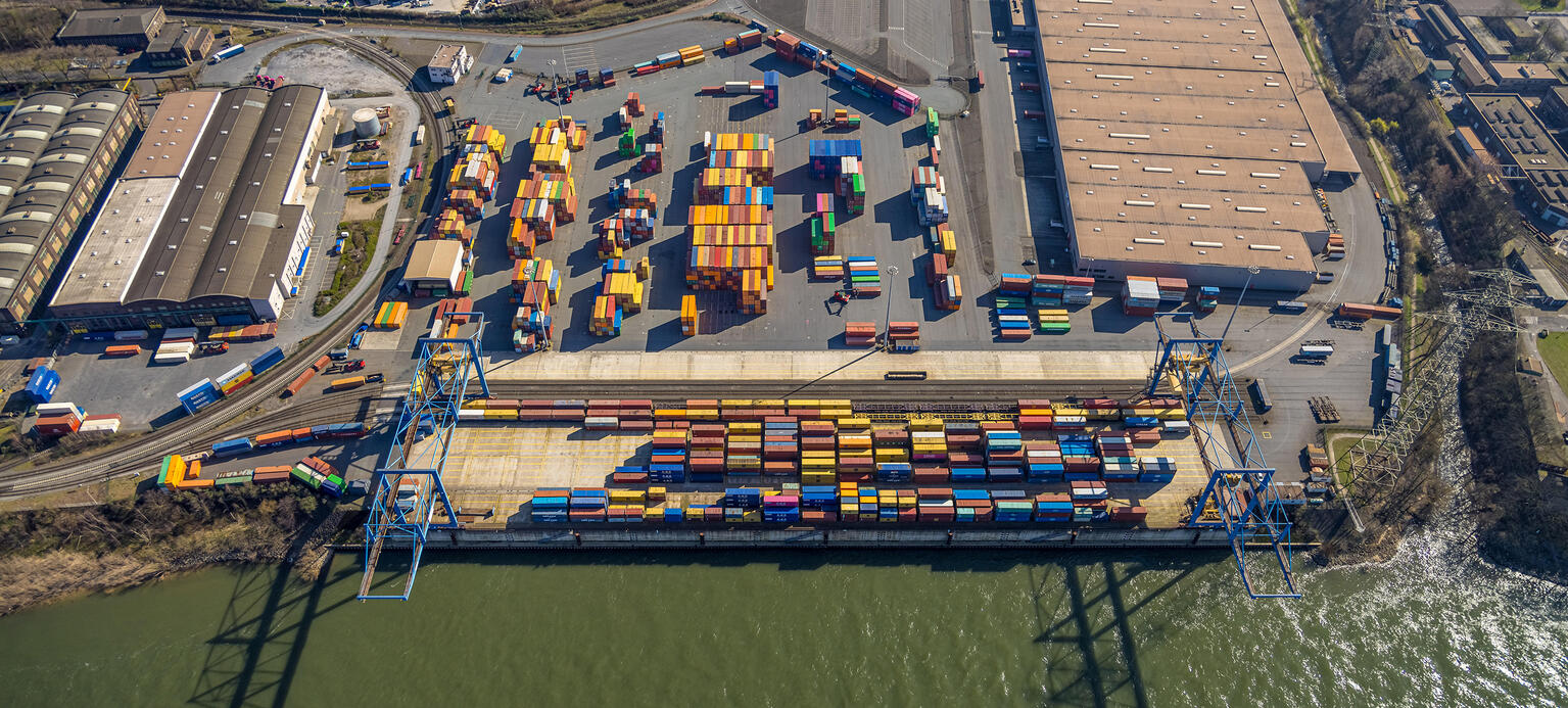 Containerterminal im Containerhafen des Binnenhafen Rhein-Ruhr 
