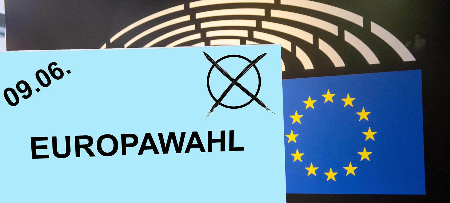 Symbolischer Umschlag vor dem Schriftzug und Wappen des EU-Parlamentes in Straßburg (Composing) zur Eurpawahl am 09.06.2024