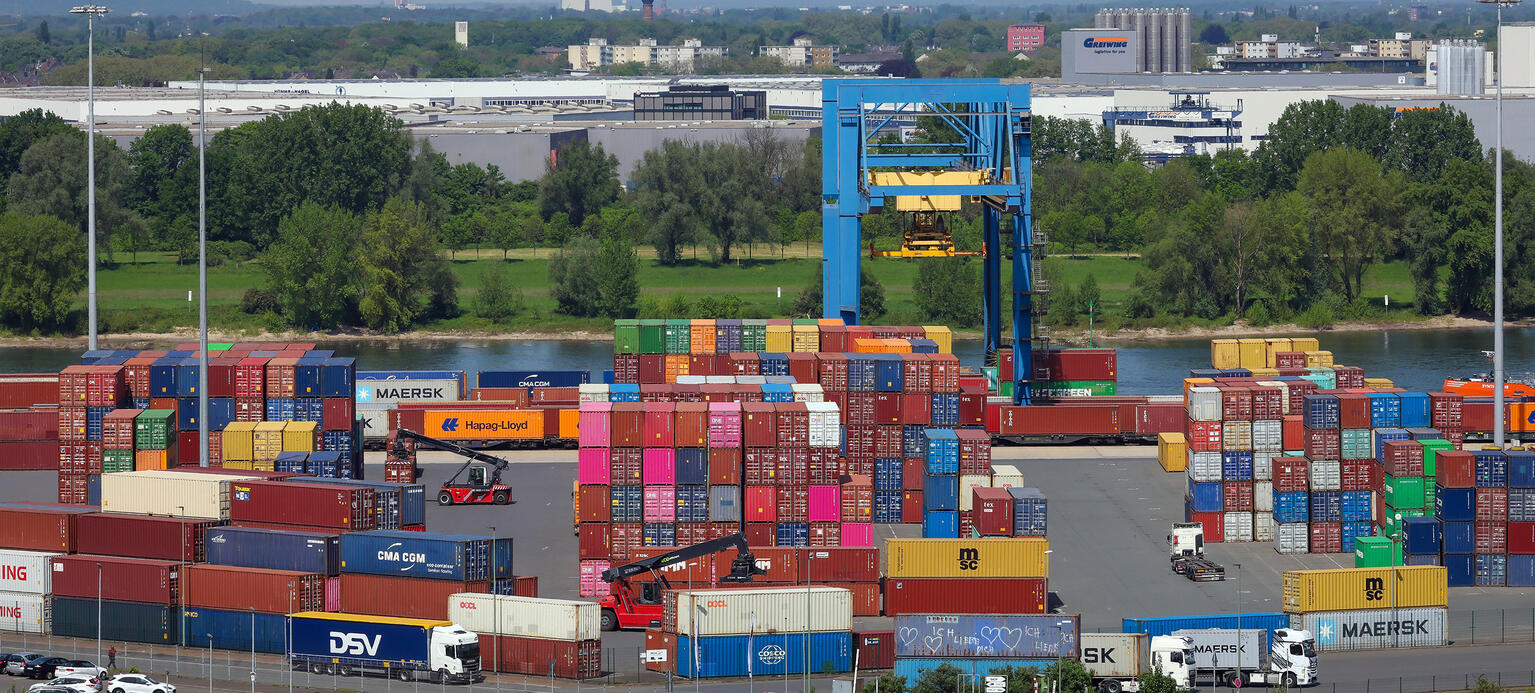 Containerterminal im Hafen verbindet, Binnenschiff, Bahn und LKW