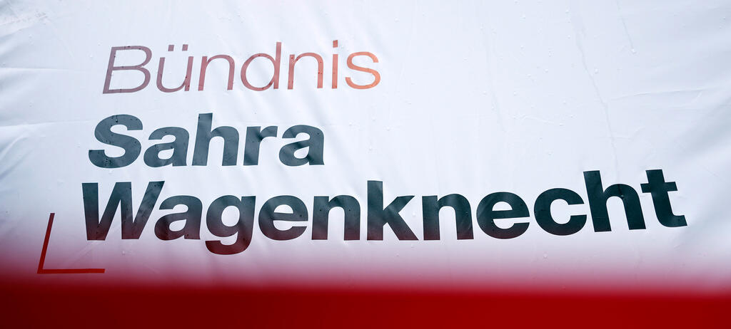 Ein Plakat für Politikerin Sahra Wagenknecht (BSW) bei einer Wahlkampfveranstaltung vom Bündnis Sahra Wagenknecht zur Europawahl.