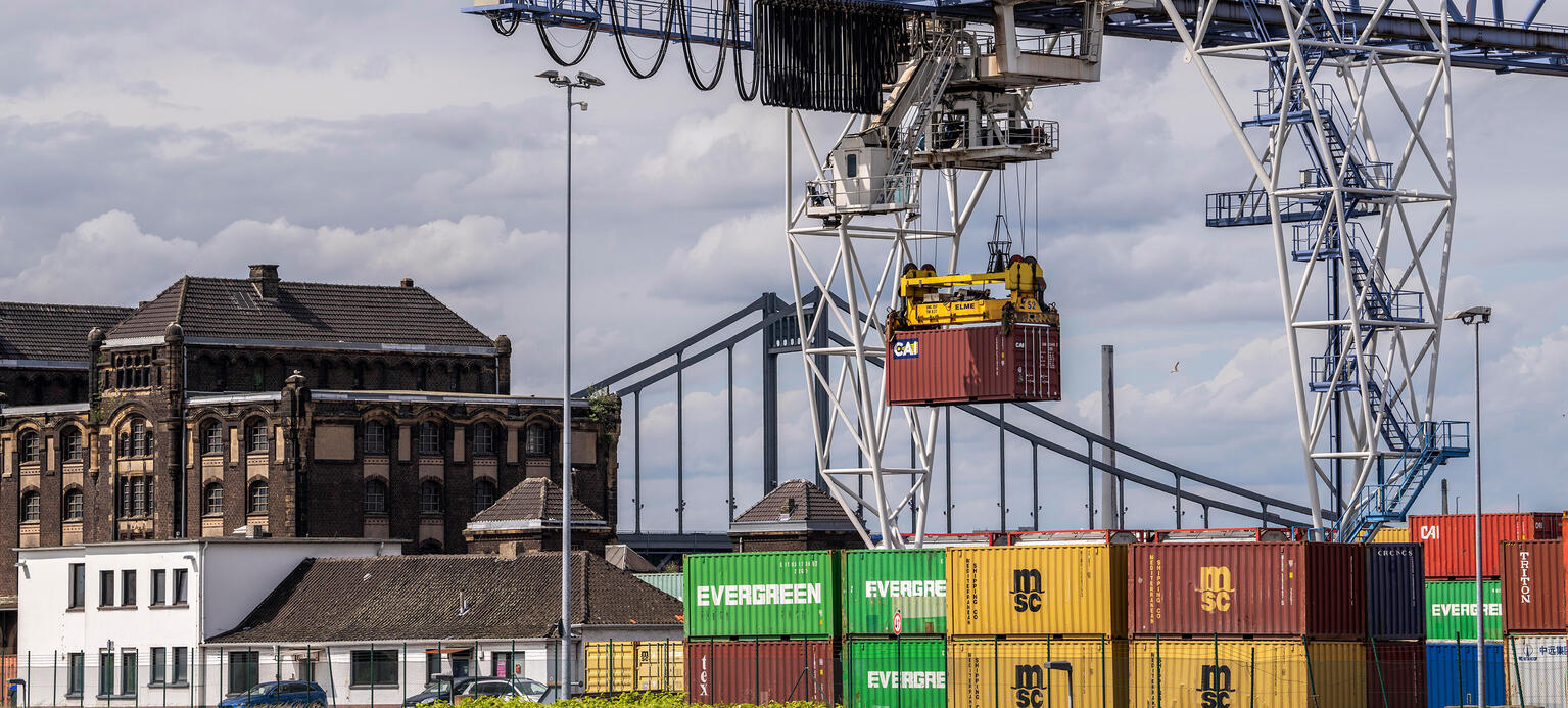 Containerterminal im Rheinhafen Krefeld, der 4. größter öffentliche Hafen in NRW, Trimodaler Umschlag von Waren, Gütern, Containern, Stückgut, im Hintergrund die Krefeld-Uerdinger Brücke über den Rhein.