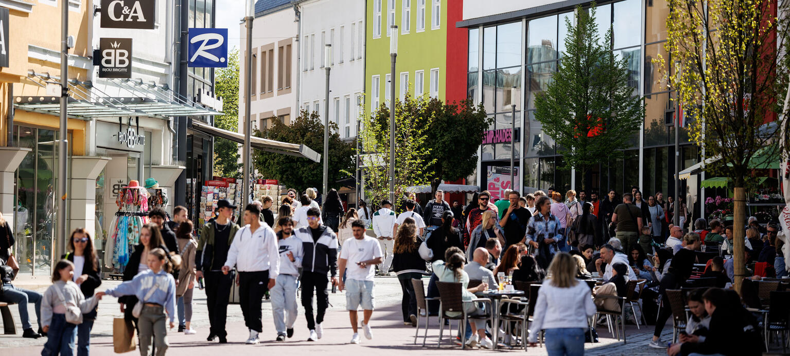 Zahlreiche Menschen gehen am 27.04.2024 durch die Innenstadt von Hof (Bayern).