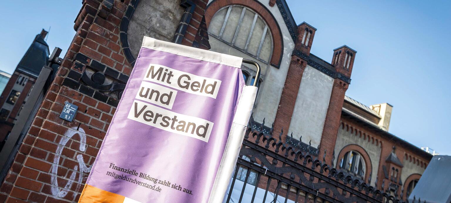 Fahne zur Veranstaltung 'Mit Geld und Verstand' in Berlin