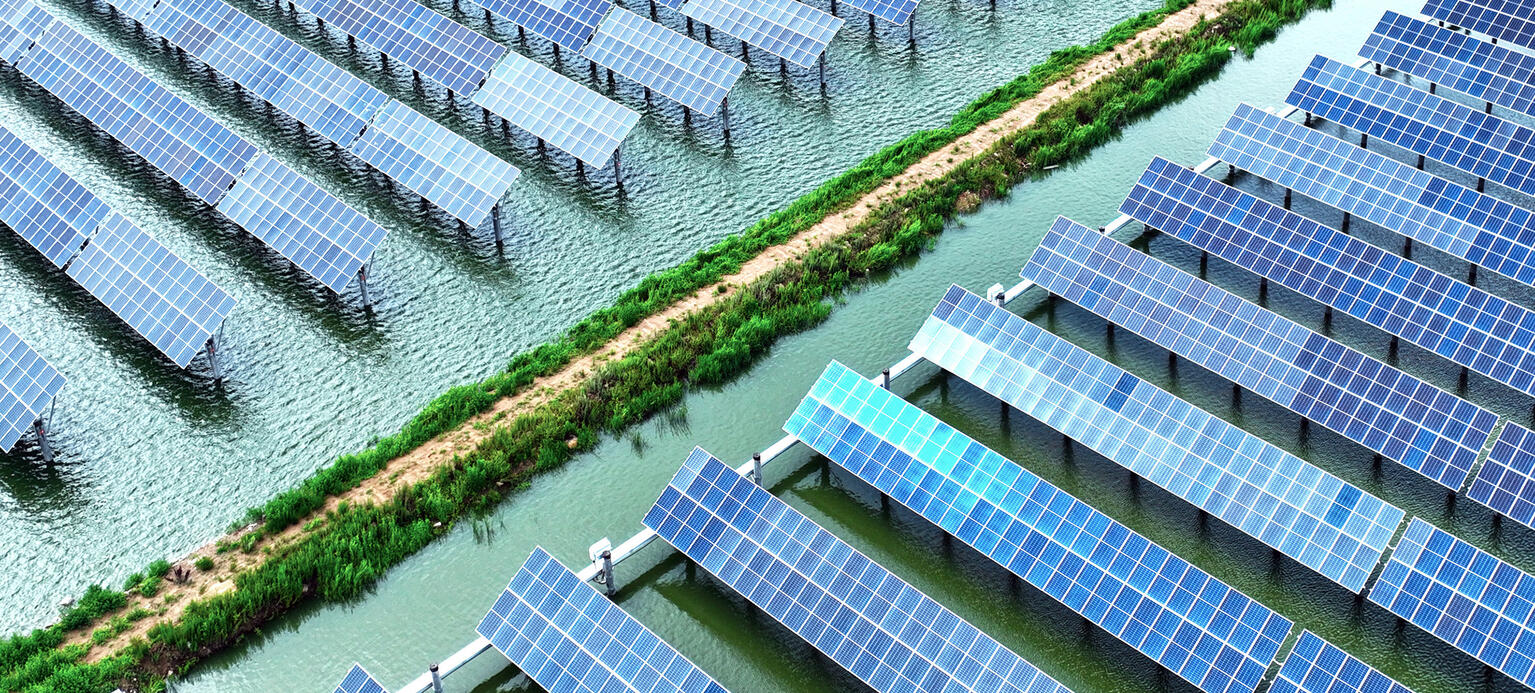 Viele Photovoltaik Solar Panele stehend auf dem Wasser.