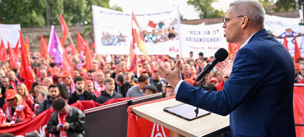 Thorsten Gröger, Bezirksleiter der IG Metall Niedersachsen-Sachsen-Anhalt spricht auf einer Protestversammlung der IG Metall in Hannover