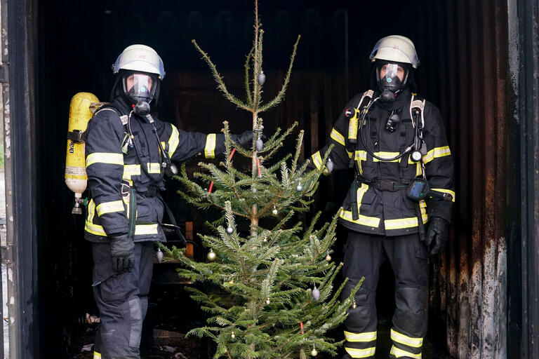 Der Tannenbaum Weihnachtsbaum brennt - Die Feuerwehr zeigt die Gefahren einer Brandausbreitung Anschauliche Bilder zeigen die Gefahren eines weihnachtlichen Zimmerbandes.