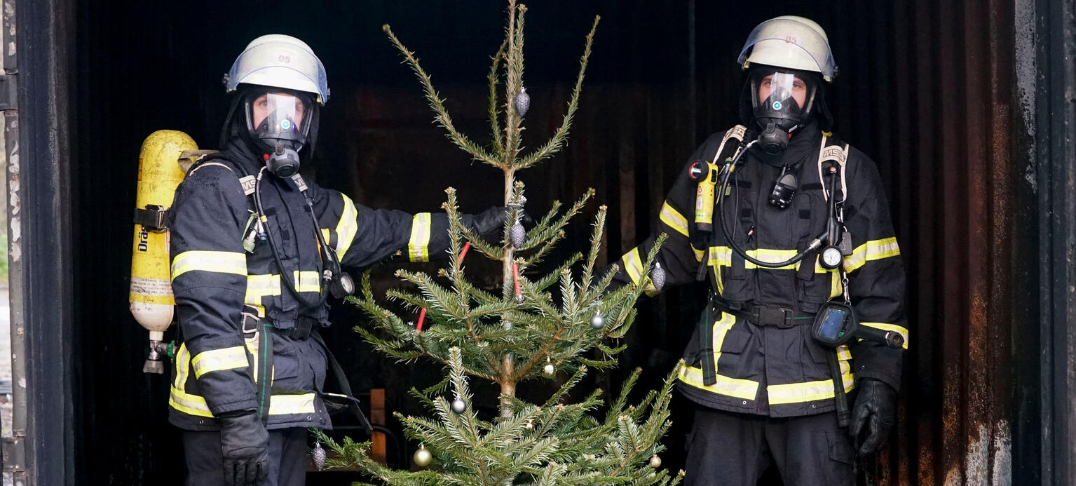 Der Tannenbaum Weihnachtsbaum brennt - Die Feuerwehr zeigt die Gefahren einer Brandausbreitung Anschauliche Bilder zeigen die Gefahren eines weihnachtlichen Zimmerbandes.