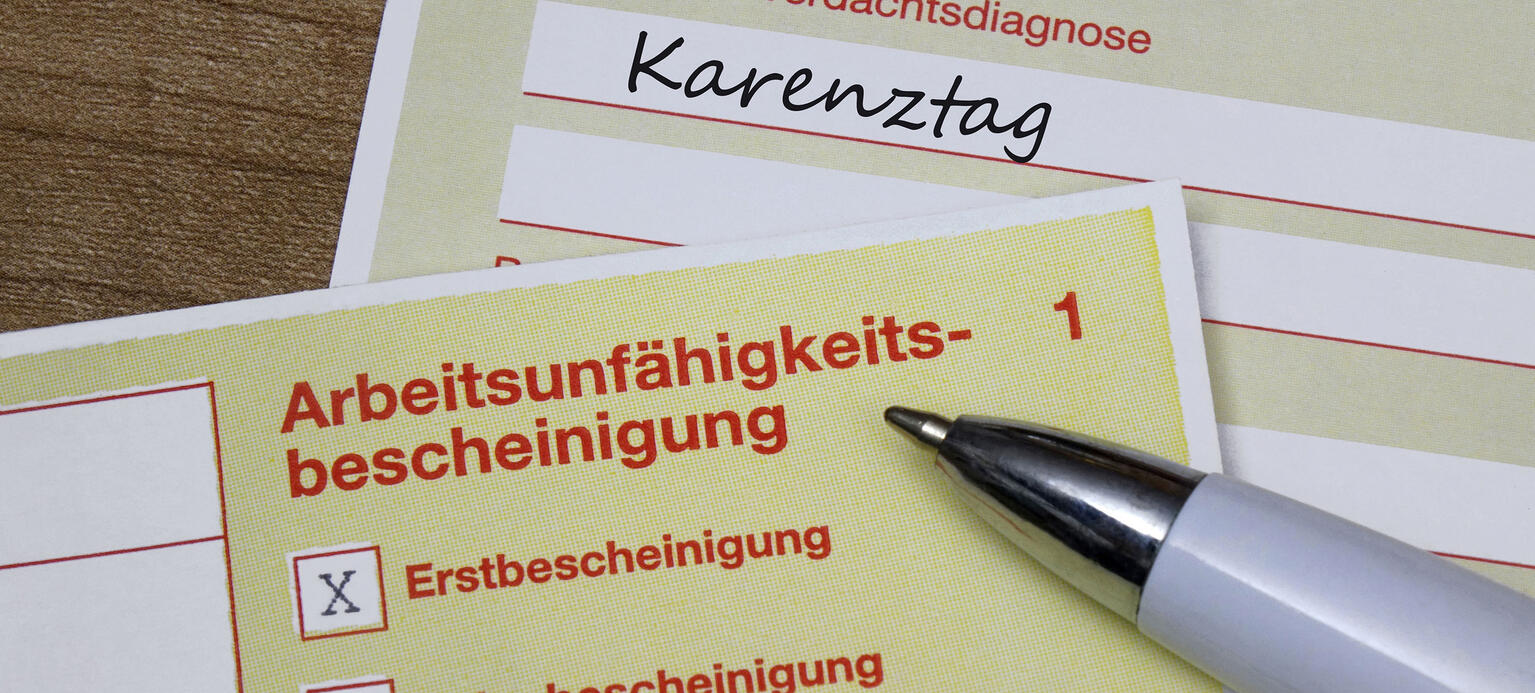 Auf einer Arbeitsunfaehigkeitsbescheinigung befindet sich die Diagnose Karenztag.