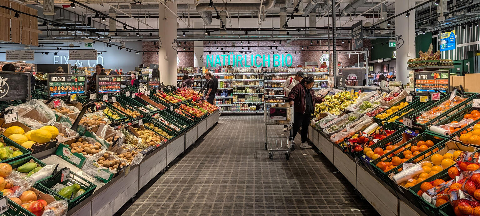 Gemüseabteilung eines Supermarkts.