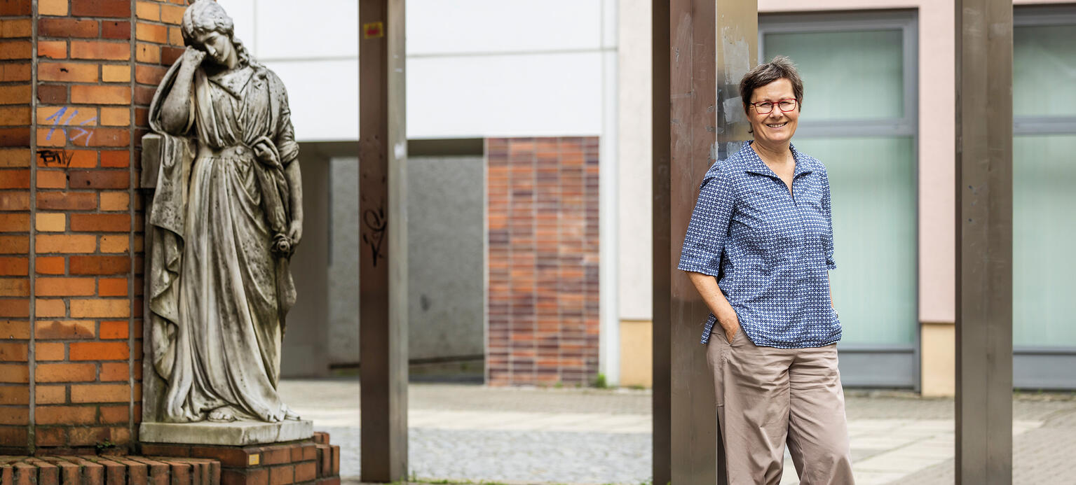 Rechtsprofessorin Eva Kocher vor dem Gebäude der Europa-Universität Viadrina in Frankfurt/Oder