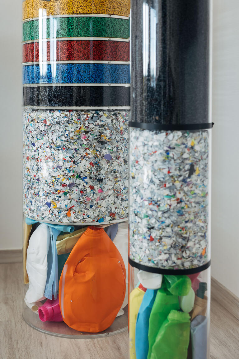 Zylinder mit Plastikgranulat beim Recycling Unternehmen Veolia in Bernburg, Sachsen-Anhalt