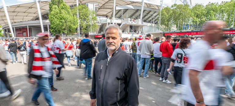 Andreas Czerwinski, Busfahrer in Stuttgart, vor dem Stadion