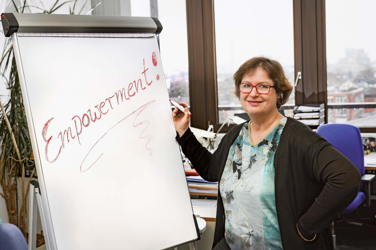 Ute Klammer Geschäftsführende Direktorin des Instituts Arbeit und Qualifikation an der Universität Duisburg-Essen, mit Schriftzug 'Empowerment'