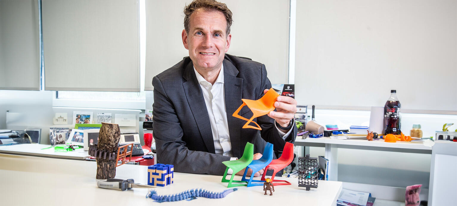 Christian Bonten, Maschinenbauingenieur und Kunststoffexperte mit Plastikspielzeug