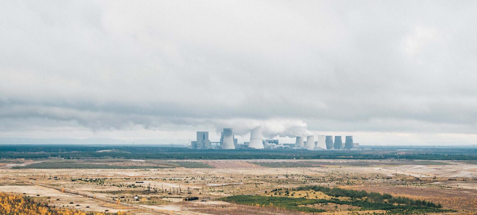 Landschaftsbild Lausitz mit Kraftwerkstürmen