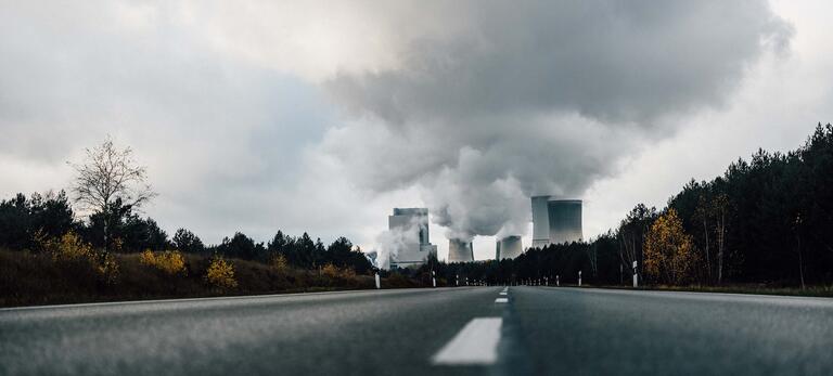 Straße in der Lausitz mit Kraftwerk im Hintergrund