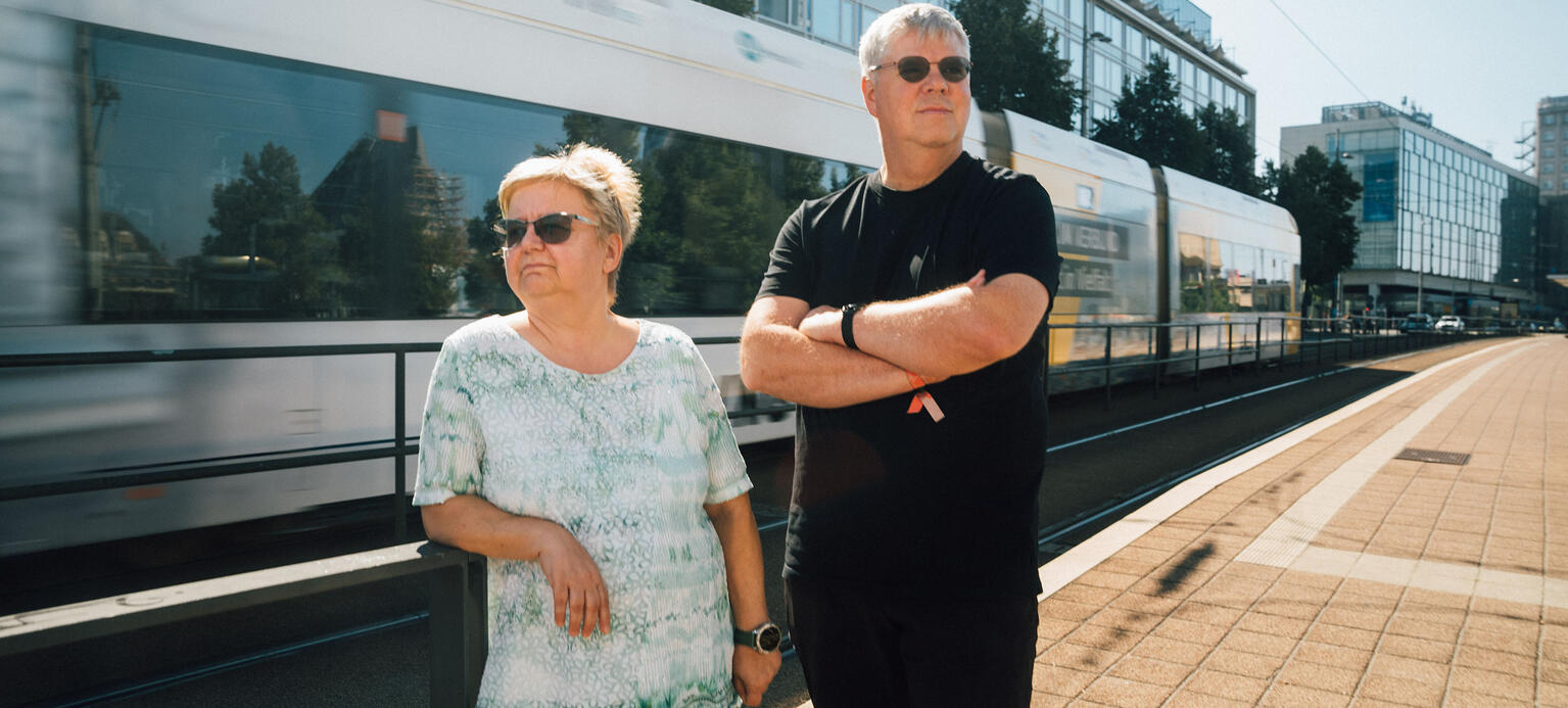 Betriebsräte Jens Herrmann-Kambach und Beate Heinze am Bahnsteig in Leipzig