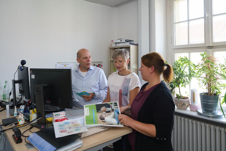 Team BR Heliosklinikum in Wuppertal gemeinsam am Schreibtisch