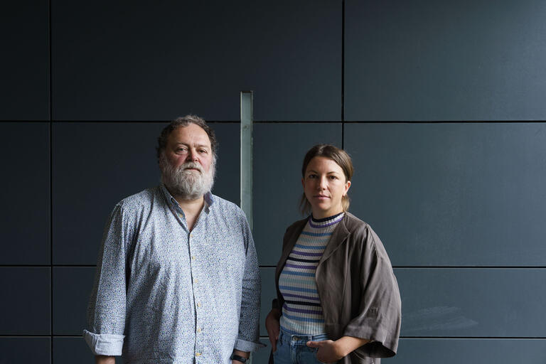 Förderlehrkräfte Uwe Schledorn (li.) und Viktoria Brück vor Tafel