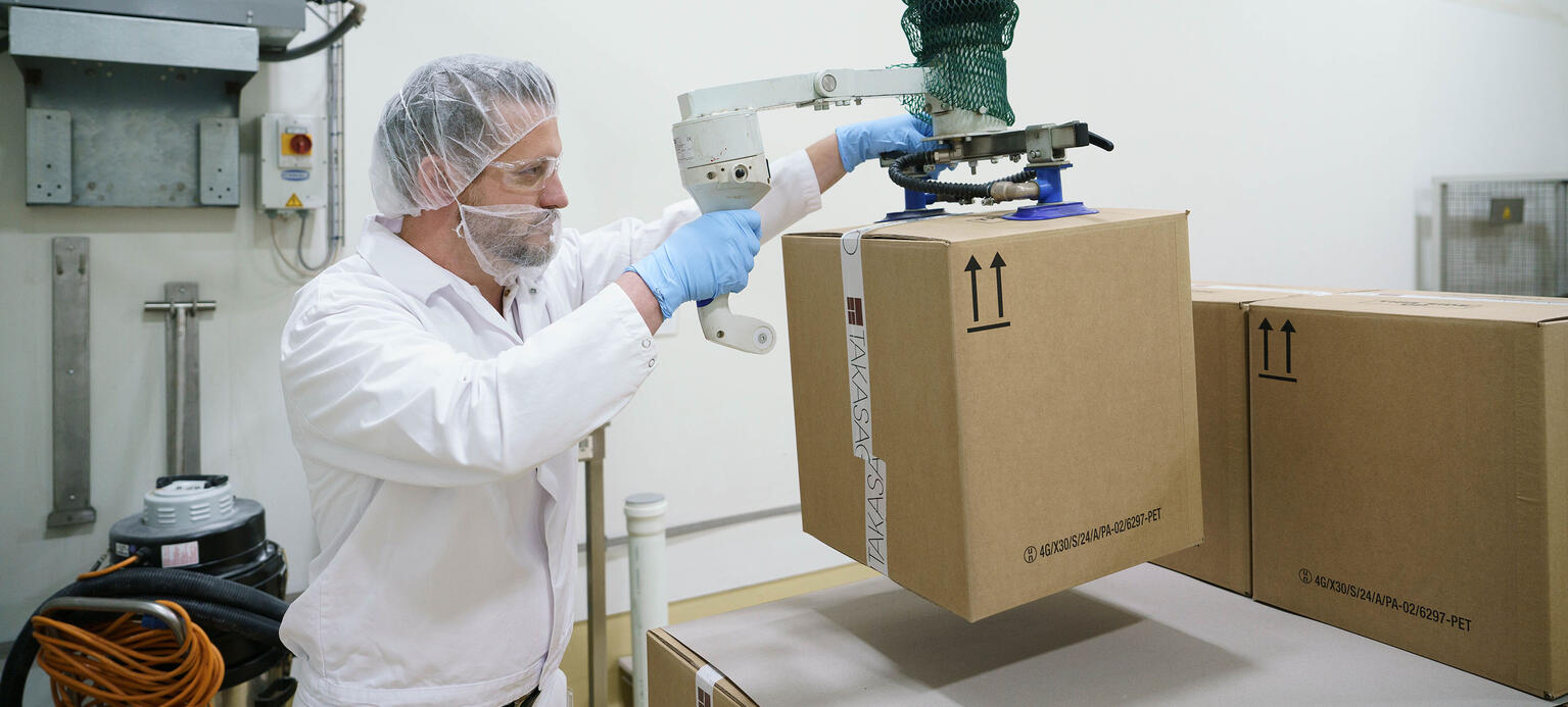 Moderne Hebehilfen erleichtern die Arbeit beim Verpacken beim Unternehmen Takasago