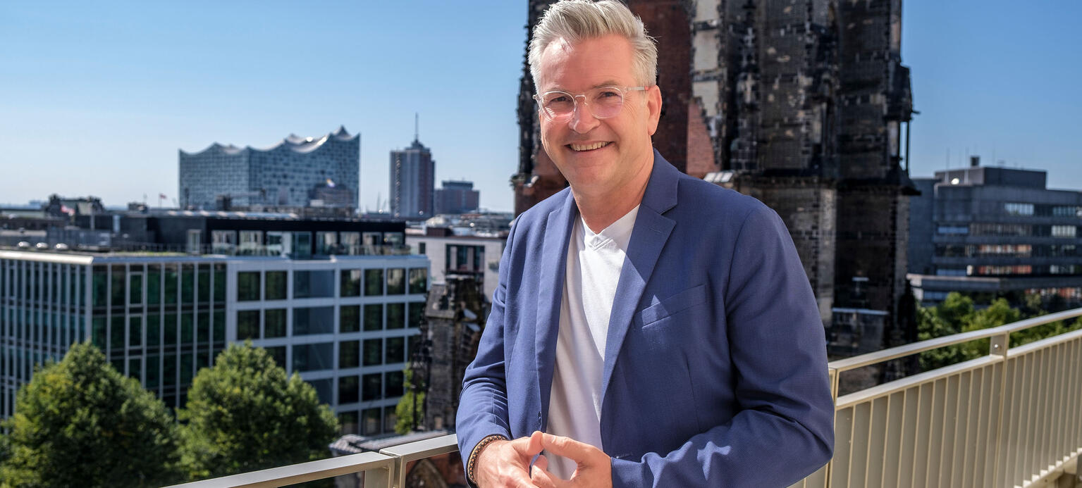 Hermann Soggeberg, stellvertretender Aufsichtsratsvorsitzender der Unilever Deutschland Holding, mit Elbphilharmonie im Hintergrund