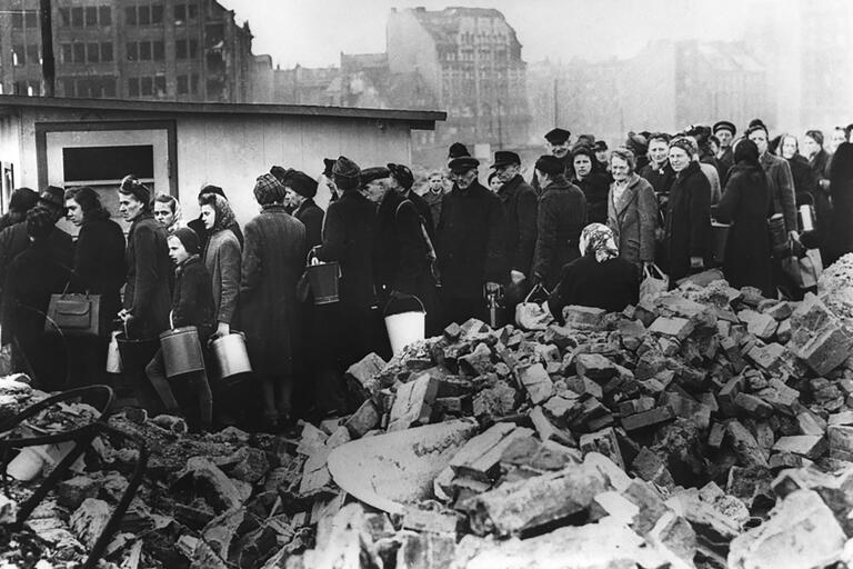 Historisches SW-Foto von Essensschlange nach dem 2. Weltkrieg in Hamburg