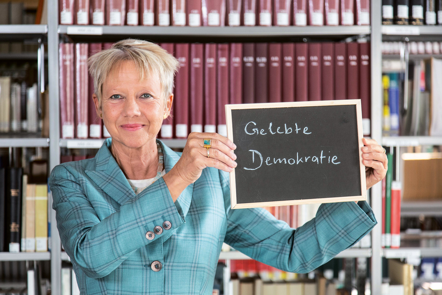 Inken Gallner Präsidentin des Bundesarbeitsgerichts, mit Schriftzug 'gelebte Demokratie'