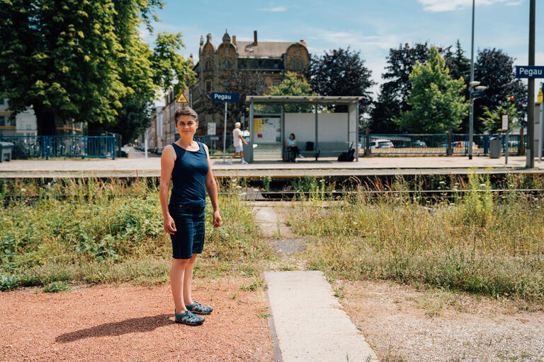 Daniela Kolbe, stellvertretende Vorsitzende des DGB Sachsen, am Bahnhof der Kleinstadt Pegau