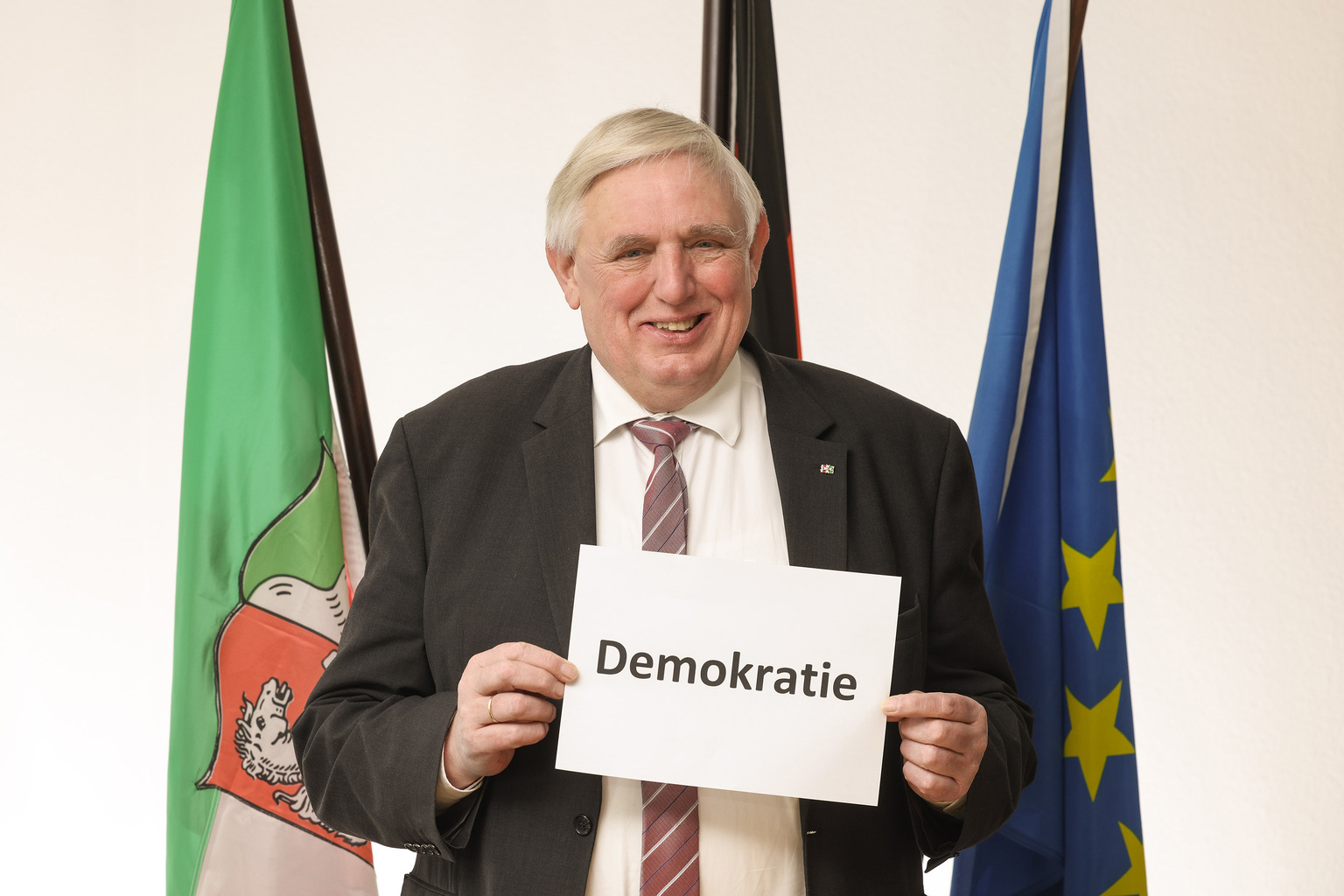 Karl-Josef Laumann Minister für Arbeit, Gesundheit und Soziales des Landes Nordrhein-Westfalen, mit Schriftzug 'Demokratie'