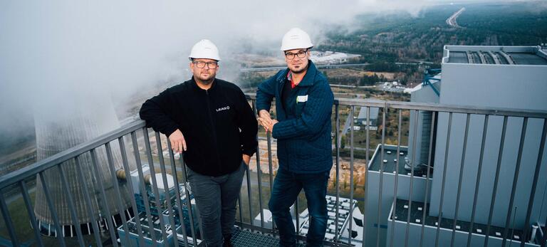 Martin Schautschick und André Kleinfeld, Betriebsräte beim Energieversorger Leag, im Kraftwerk Boxberg auf dem Turm am Schweren Berg am Rande von Weißwasser