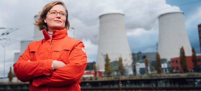 Reni Richter, Bezirksleiterin der IGBCE in Cottbus, vor dem Kraftwerk Jänschwalde.