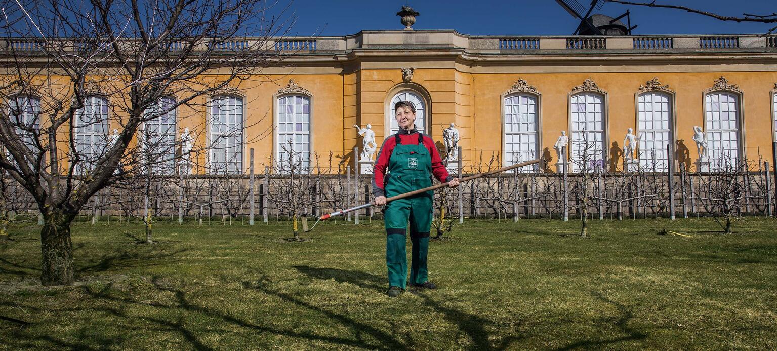 Jacqueline Schwarz (54) lebt in Berlin und arbeitet als Gärtnerin im Schlosspark Sancoussi