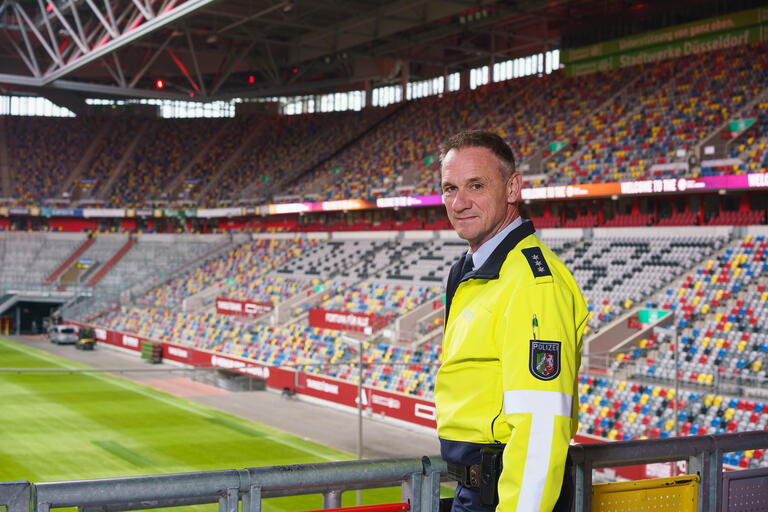 TORSTEN OESER, Polizeihauptkommisar im Stadion in Dortmund