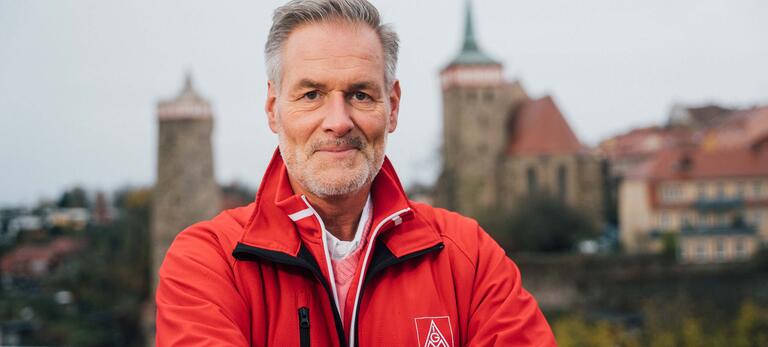 Porträt Uwe Garbe von der IG Metall Bautzen mit Stadtbild im Hintergrund