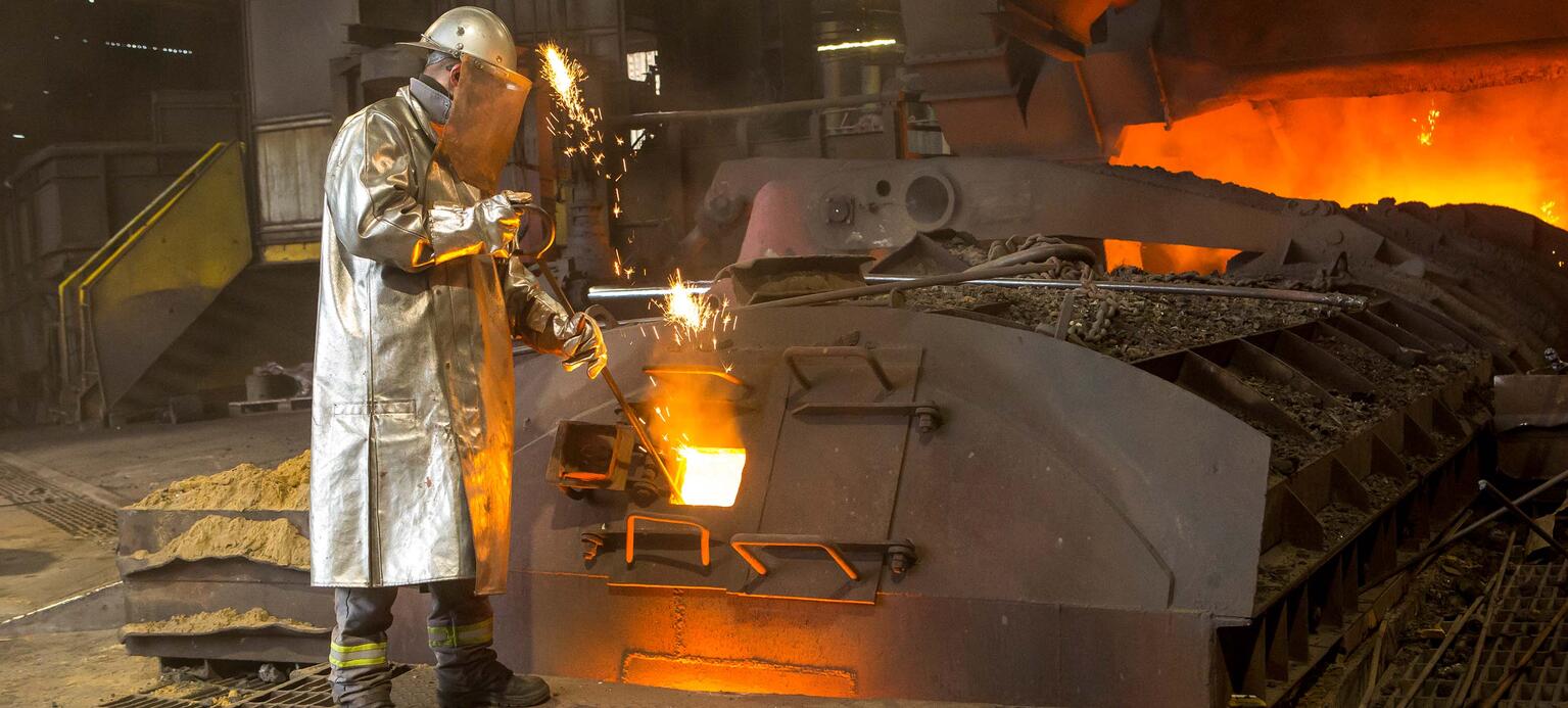 Arbeiter an Hochöfen des Bremer Stahlwerks Arcelor Mittal