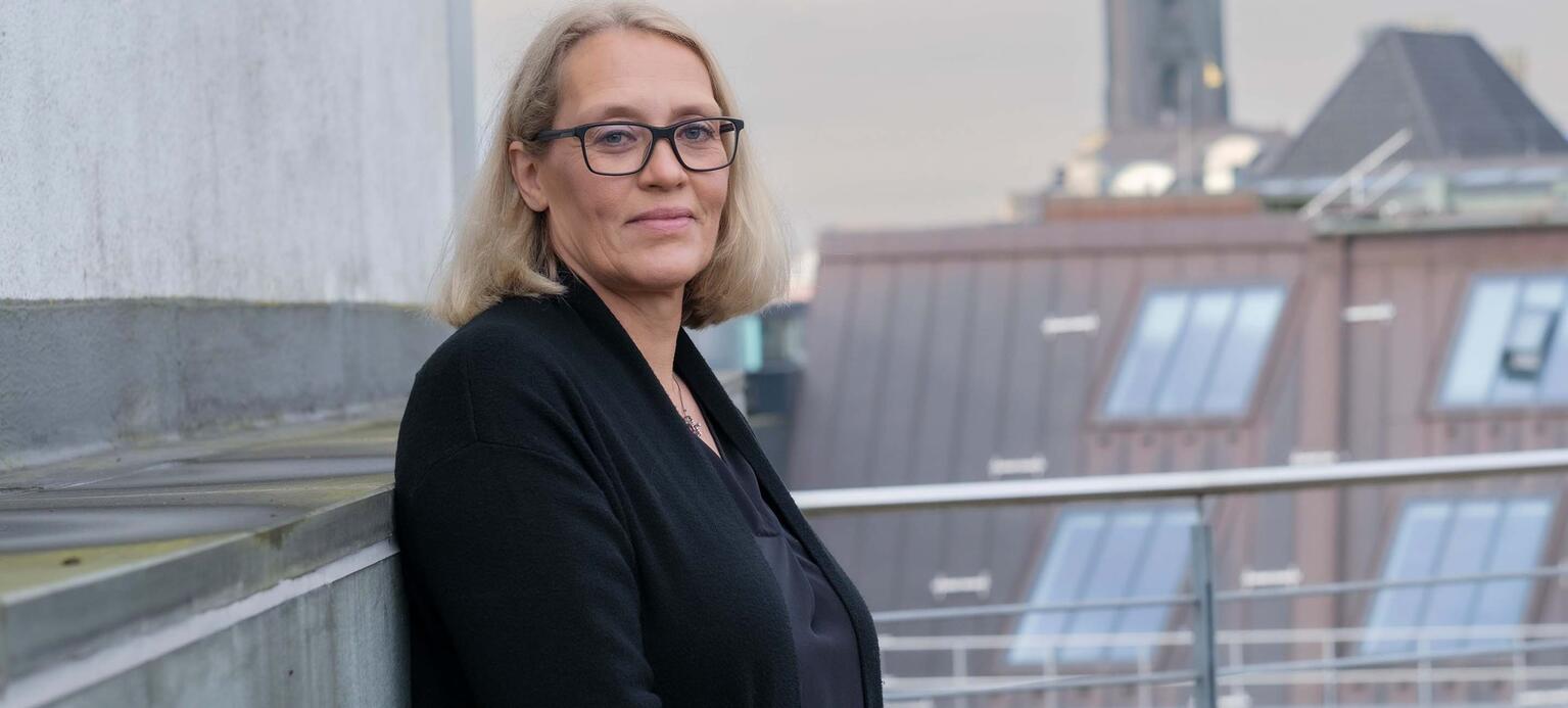 Porträt Kerstin David, Provinzial Holding, stellvertretende KBR-Vorsitzende in Hamburg vor Gemälde