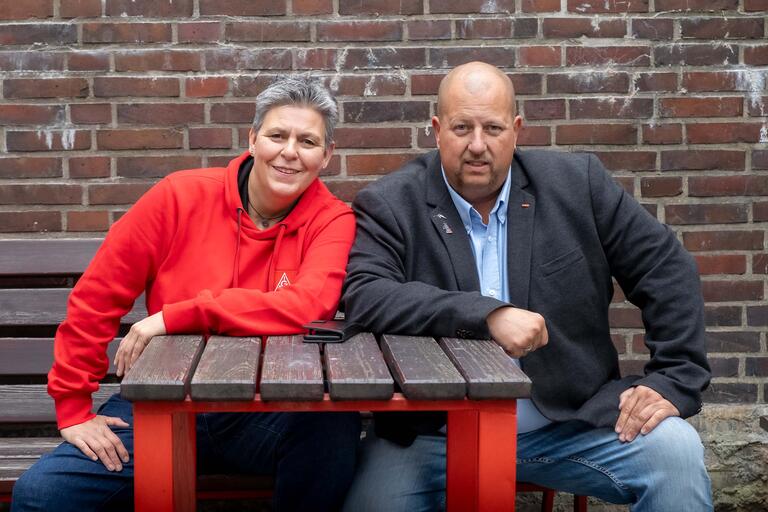 Ute Buggeln, IG Metall Bremen (li.) und Mike Böhlken, Betriebsratsvorsitzender bei Arcelor Mittal in Bremen (re.)