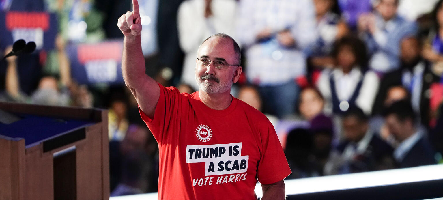 UAW-Präsident Shawn Fain bei seinem Auftritt beim Parteitag der Demokraten, mit T-Shirt mit der Aufschrift 'You are a scab'